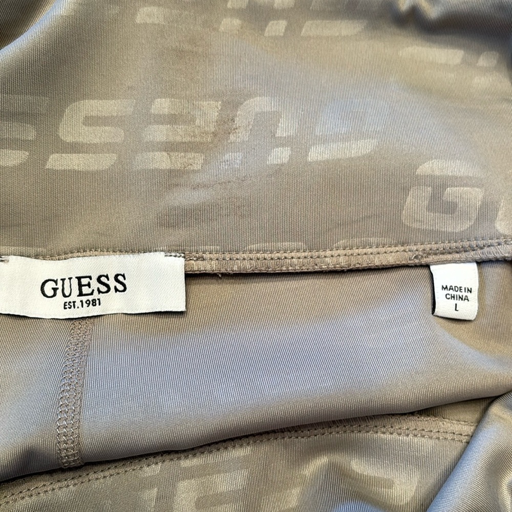 Guess 7/8 length leggings NWOT
Size L